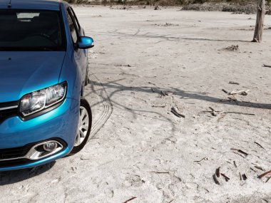 Gomel, Beyaz Rusya - 29 Mayıs 2019: Cansız çölde Mavi Renault Logan araba.