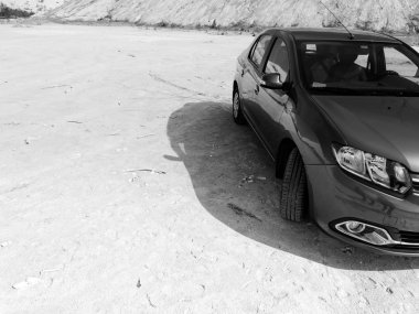 Gomel, Beyaz Rusya - 29 Mayıs 2019: Cansız çölde Mavi Renault Logan araba.