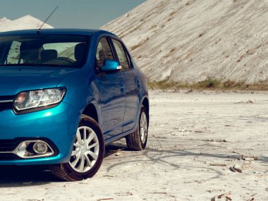 Gomel, Beyaz Rusya - 29 Mayıs 2019: Cansız çölde Mavi Renault Logan araba.