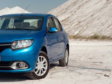 Gomel, Beyaz Rusya - 29 Mayıs 2019: Cansız çölde Mavi Renault Logan araba.
