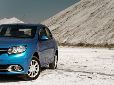 Gomel, Beyaz Rusya - 29 Mayıs 2019: Cansız çölde Mavi Renault Logan araba.