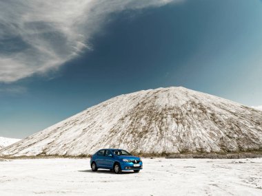 Gomel, Beyaz Rusya - 29 Mayıs 2019: Cansız çölde Mavi Renault Logan araba.