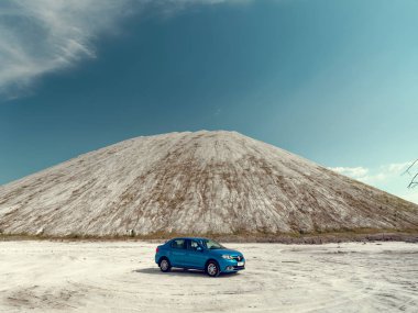 Gomel, Beyaz Rusya - 29 Mayıs 2019: Cansız çölde Mavi Renault Logan araba.