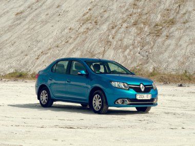 Gomel, Beyaz Rusya - 29 Mayıs 2019: Cansız çölde Mavi Renault Logan araba.