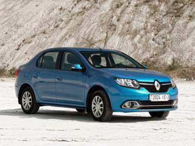 Gomel, Beyaz Rusya - 29 Mayıs 2019: Cansız çölde Mavi Renault Logan araba.