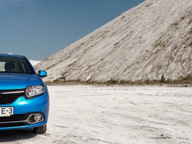 Gomel, Beyaz Rusya - 29 Mayıs 2019: Cansız çölde Mavi Renault Logan araba.