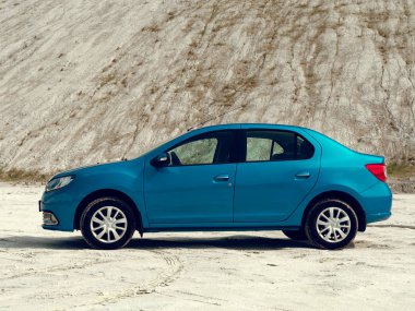 Gomel, Beyaz Rusya - 29 Mayıs 2019: Cansız çölde Mavi Renault Logan araba.