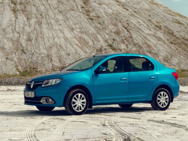 Gomel, Beyaz Rusya - 29 Mayıs 2019: Cansız çölde Mavi Renault Logan araba.