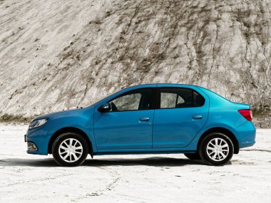 Gomel, Beyaz Rusya - 29 Mayıs 2019: Cansız çölde Mavi Renault Logan araba.