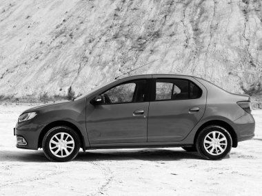 Gomel, Beyaz Rusya - 29 Mayıs 2019: Cansız çölde Mavi Renault Logan araba.