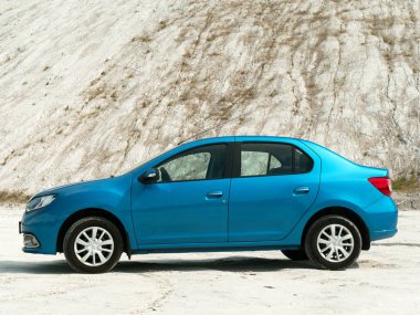 Gomel, Beyaz Rusya - 29 Mayıs 2019: Cansız çölde Mavi Renault Logan araba.