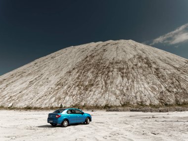Gomel, Beyaz Rusya - 29 Mayıs 2019: Cansız çölde Mavi Renault Logan araba.