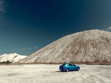 Gomel, Beyaz Rusya - 29 Mayıs 2019: Cansız çölde Mavi Renault Logan araba.