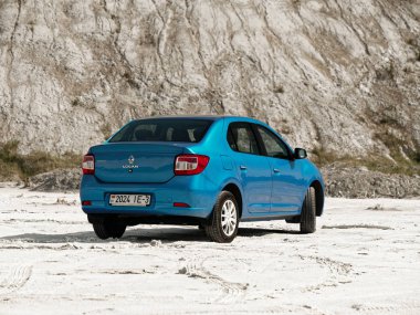 Gomel, Beyaz Rusya - 29 Mayıs 2019: Cansız çölde Mavi Renault Logan araba.