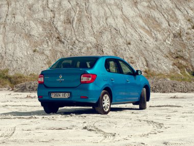 Gomel, Beyaz Rusya - 29 Mayıs 2019: Cansız çölde Mavi Renault Logan araba.