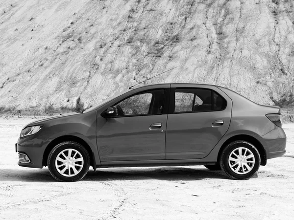 Gomel, Beyaz Rusya - 29 Mayıs 2019: Cansız çölde Mavi Renault Logan araba.