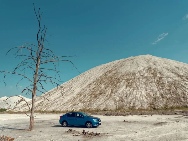 GOMEL, BELARUS - MAY 29, 2019: Blue Renault Logan car in lifeless desert. — Stock Photo, Image