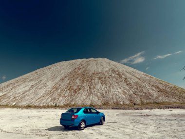 Gomel, Cansız çölde Belarus Mavi araba.