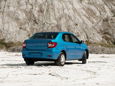 Gomel, Cansız çölde Belarus Mavi araba.