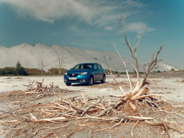 Gomel, Beyaz Rusya - 29 Mayıs 2019: Cansız çölde Mavi Renault Logan araba.