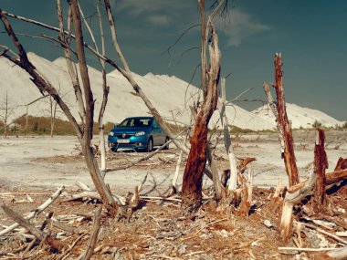Gomel, Beyaz Rusya - 29 Mayıs 2019: Cansız çölde Mavi Renault Logan araba.