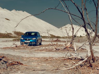 Gomel, Beyaz Rusya - 29 Mayıs 2019: Cansız çölde Mavi Renault Logan araba.