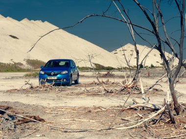 Gomel, Beyaz Rusya - 29 Mayıs 2019: Cansız çölde Mavi Renault Logan araba.