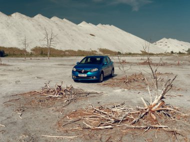 Gomel, Beyaz Rusya - 29 Mayıs 2019: Cansız çölde Mavi Renault Logan araba.