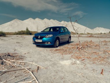 Gomel, Beyaz Rusya - 29 Mayıs 2019: Cansız çölde Mavi Renault Logan araba.