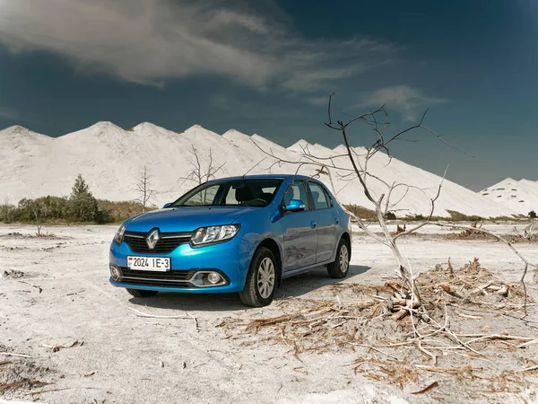 GOMEL, BELARUS - MAY 29, 2019: Blue Renault Logan car in lifeless desert. — Stock Photo, Image