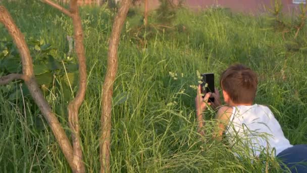 Adolescente Assume Natureza Telefone — Vídeo de Stock