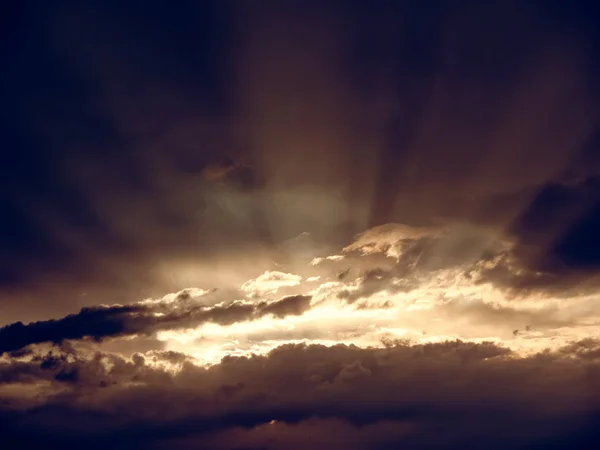 Solnedgång genom molnen. solens ljus — Stockfoto