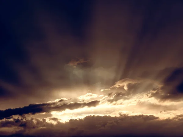 Solnedgång genom molnen. solens ljus — Stockfoto