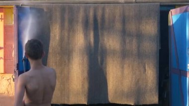 Gomel, Cansız çölde Belarus Mavi araba.