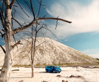 Gomel, Beyaz Rusya - 29 Mayıs 2019: Cansız çölde Mavi Renault Logan araba.
