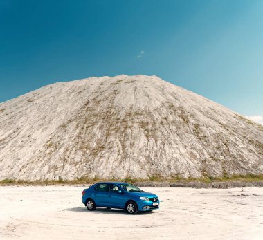 Gomel, Beyaz Rusya - 29 Mayıs 2019: Cansız çölde Mavi Renault Logan araba.