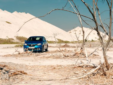 Gomel, Beyaz Rusya - 29 Mayıs 2019: Cansız çölde Mavi Renault Logan araba.