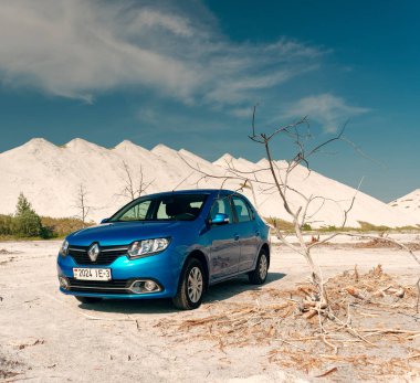 Gomel, Beyaz Rusya - 29 Mayıs 2019: Cansız çölde Mavi Renault Logan araba.