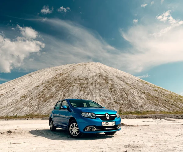 GOMEL, BELARUS - MAY 29, 2019: Blue Renault Logan car in lifeless desert. — Stock Photo, Image