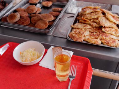 cafe self servis. Kantin. bir tepside öğle yemeği yemekleri. hızlı ve ucuz gıda.
