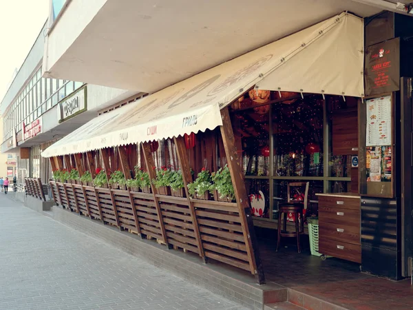 戈梅尔， 白俄罗斯 - 2019年6月4日： 街边有餐桌的咖啡厅餐厅. — 图库照片