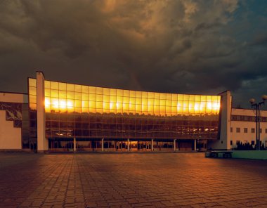 Gomel, Beyaz Rusya - 25 Mayıs 2019: Sabahın erken saatlerinde Buz Sarayı binası.