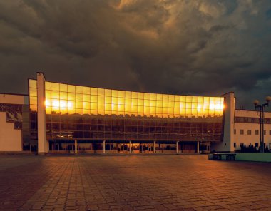 Gomel, Beyaz Rusya - 25 Mayıs 2019: Sabahın erken saatlerinde Buz Sarayı binası.
