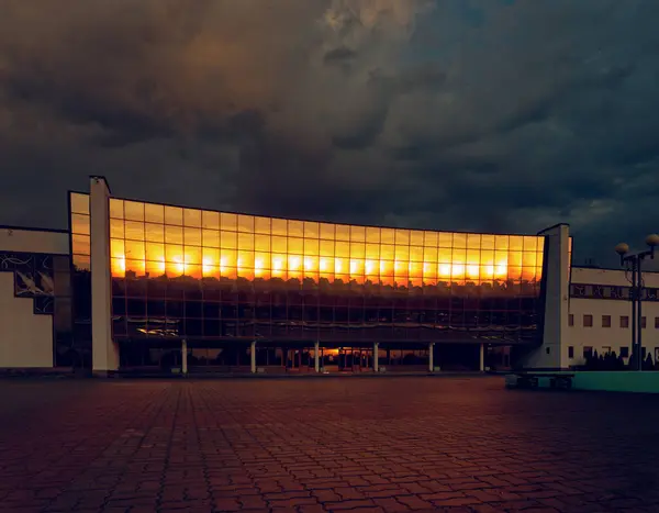 Gomel, Vitryssland-25 maj 2019: byggandet av Ice Palace i början av morgonen. — Stockfoto