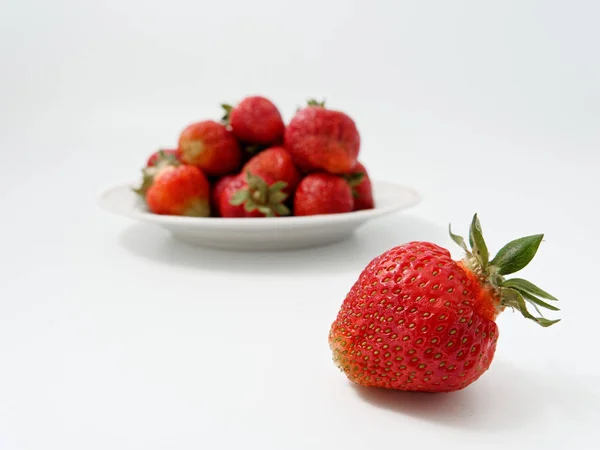 红色成熟的草莓开胃浆果在白色背景 — 图库照片