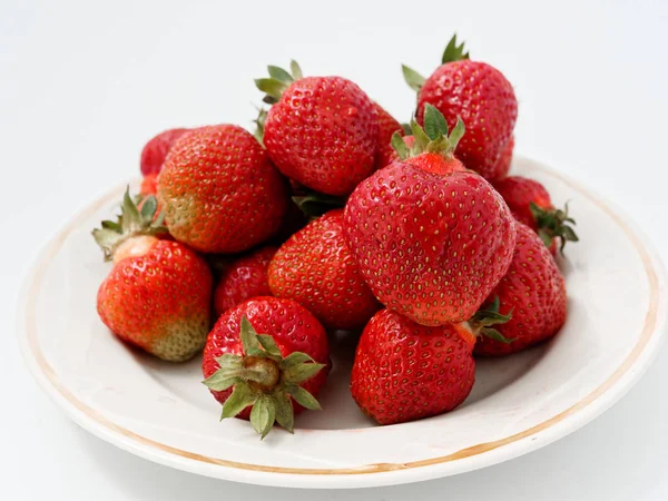 Rote reife Erdbeere appetitliche Beere auf weißem Hintergrund — Stockfoto