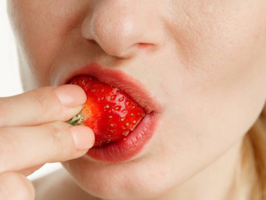 beyaz bir arka plan üzerinde diş çilek çilek ile kadın ağız