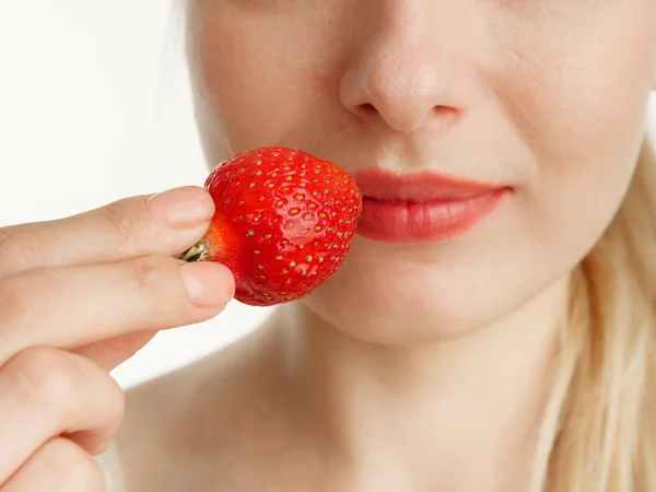 Boca femenina con dientes fresas sobre un fondo blanco — Foto de Stock