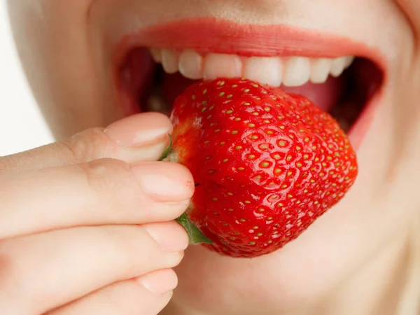 Boca femenina con dientes fresas sobre un fondo blanco —  Fotos de Stock