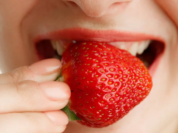 Жіночий рот з зубами полуничні ягоди на білому фоні — стокове фото